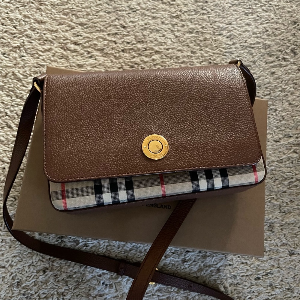 Burberry New Hampshire Crossbody - Picture 11 of 16